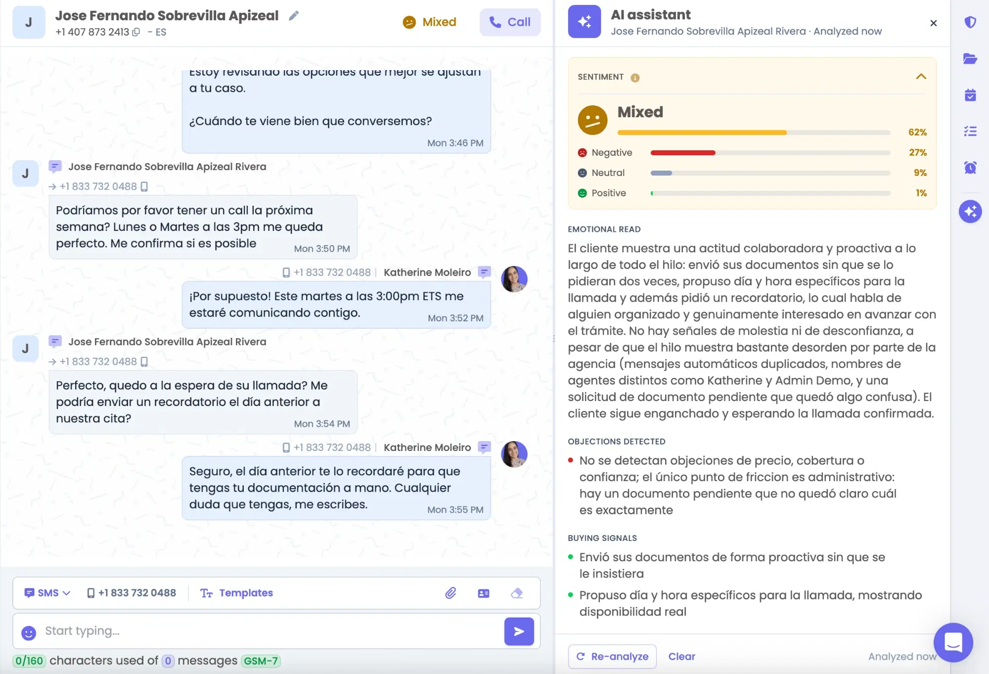 Conversación con un cliente y, al lado, el análisis del asistente de IA: sentimiento, objeciones y señales de compra