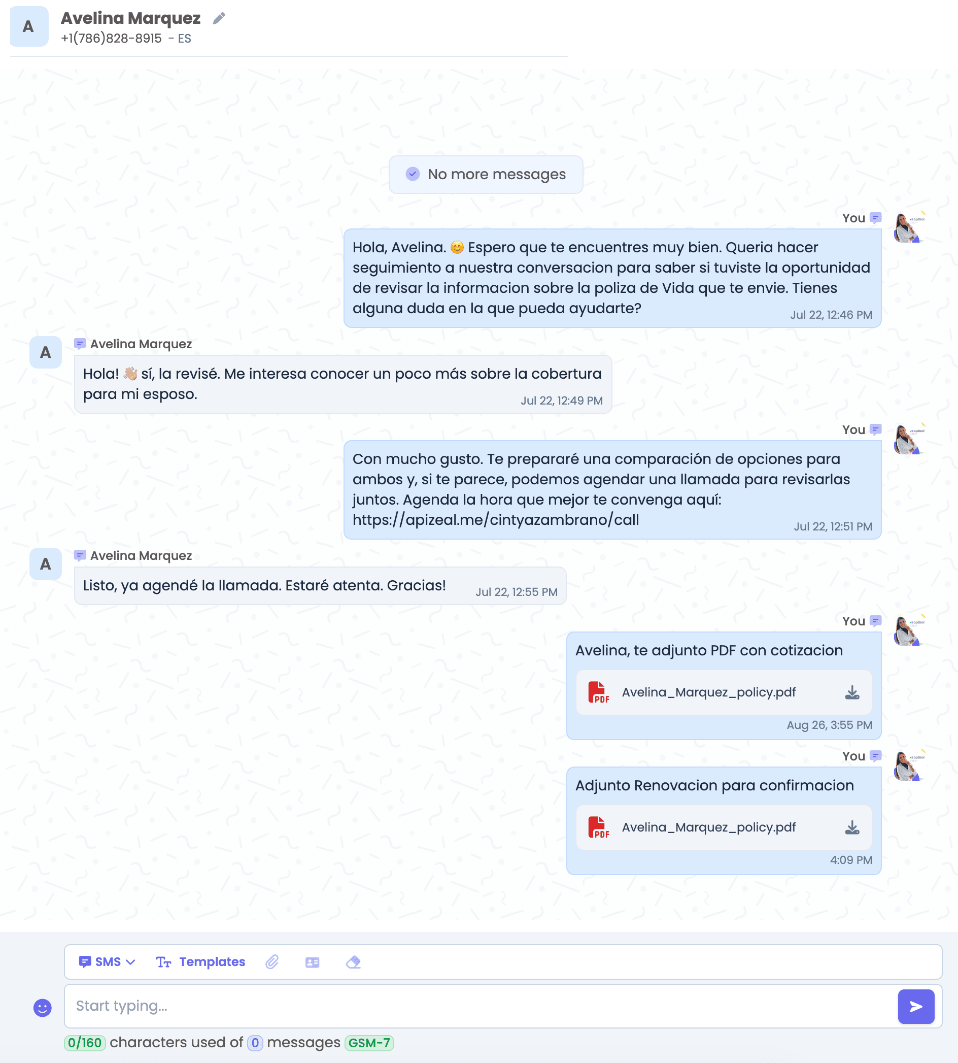 Conversación por SMS con una clienta en Apizeal, con los documentos de su póliza adjuntos